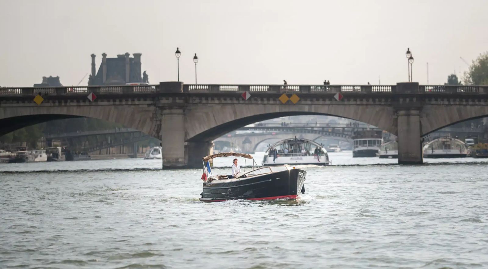 La Seine à Paris, vue depuis le pont, lumière dorée